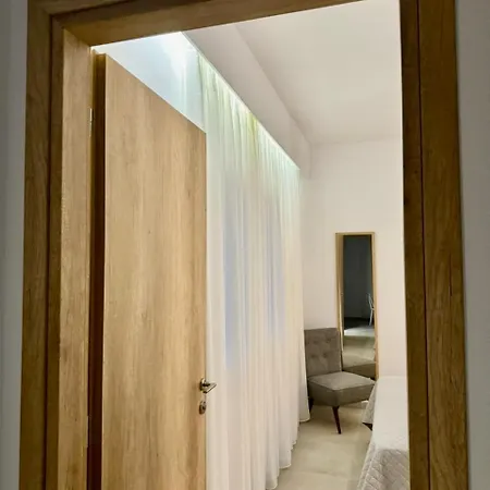 מלון דירות Irini Seaside Luxury 3*