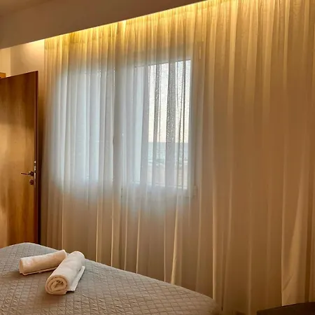 Irini Seaside Luxury 아파트호텔 모우르테리